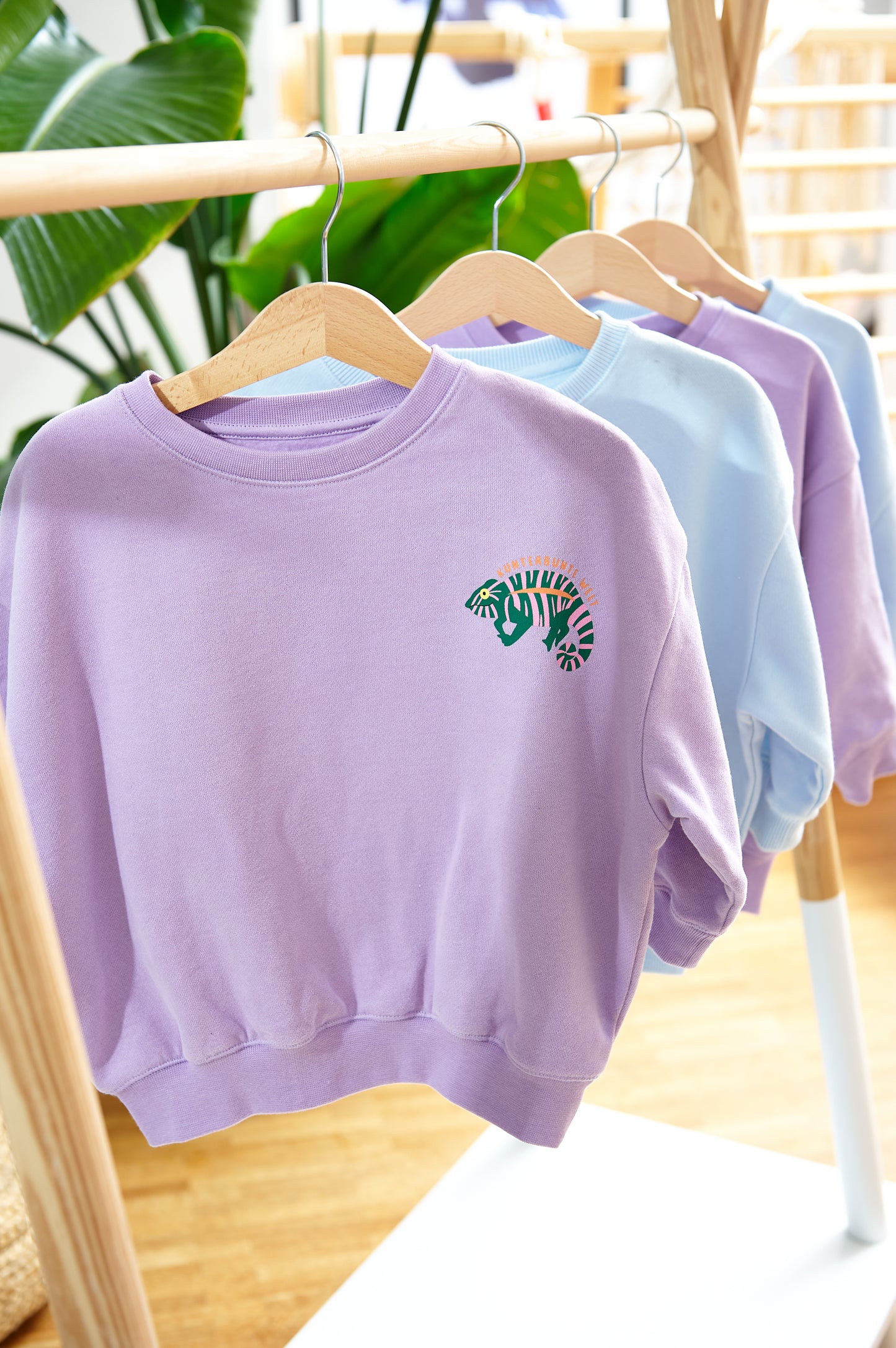 Sweatshirt KUNTERBUNTE WELT lavender