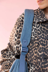 Praktisch: die Lukkily Jeans Bag flexibel tragbar, sodass die Hände frei bleiben