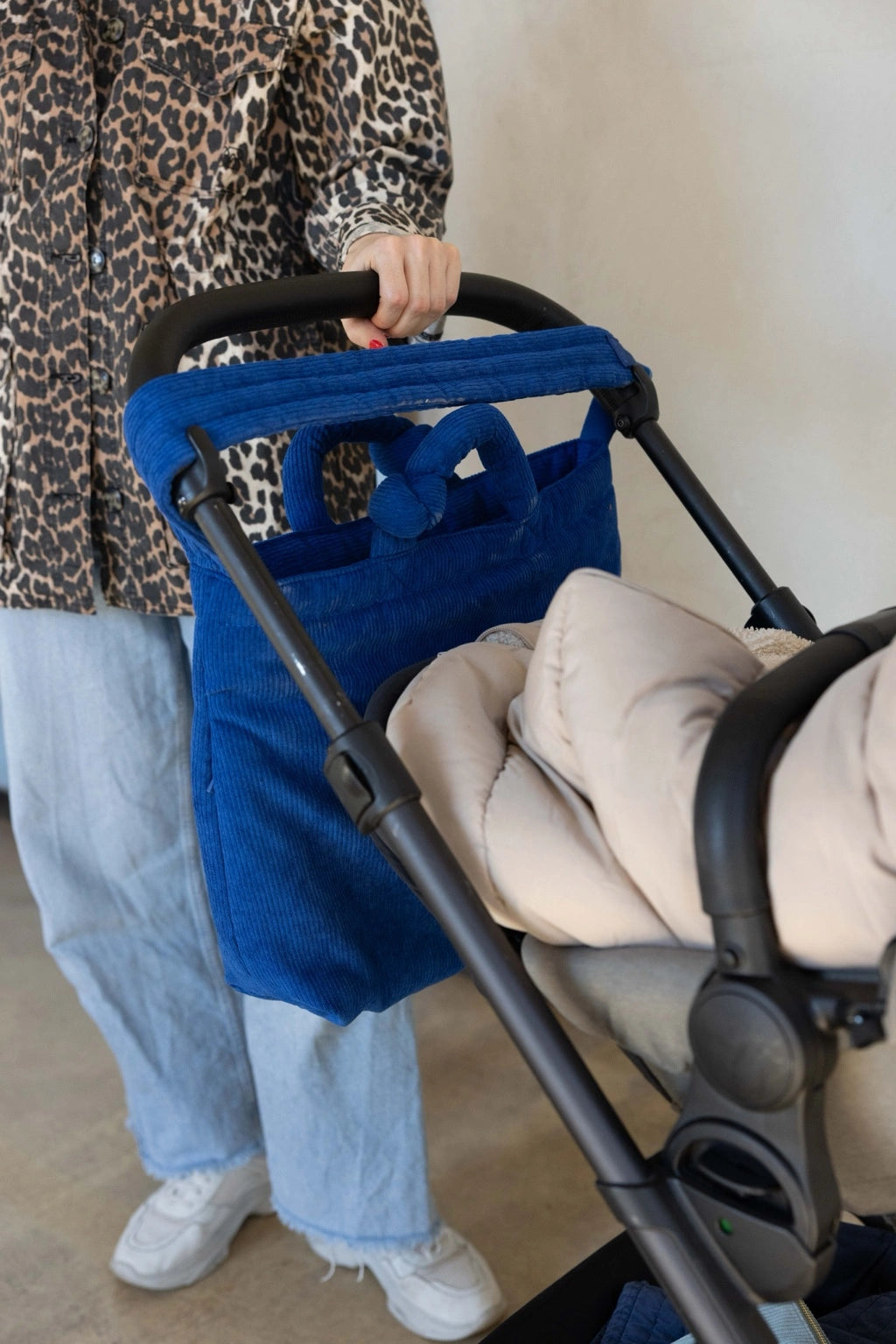 Lukkily Tote Bag - coole Wickeltasche aus weichem kobaltblauem Cordstoff am Kinderwagen