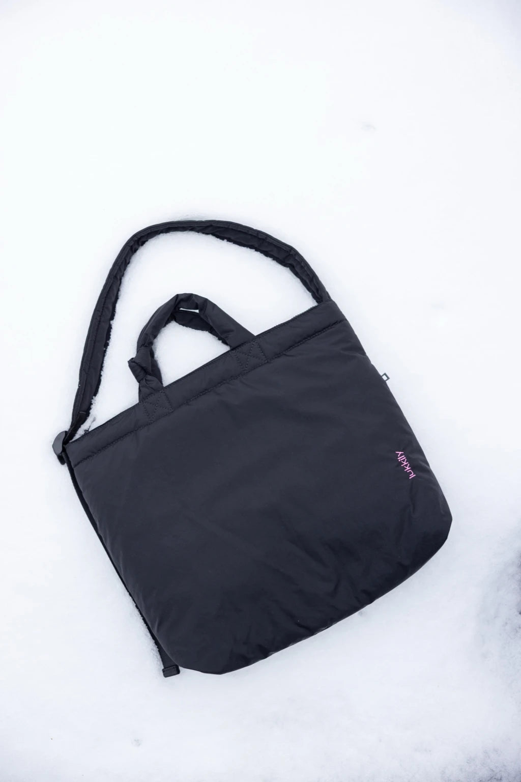 Lukkily Tote Bag Nylon Black - sportive Tasche aus schwarzem Nylon im trendy Tote Format mit längenverstellbarem, gepolstertem Schultergurt und lukkily Logostickerei in pink 