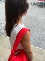 Rote Crossbody-Bag bequem über der Schulter getragen – vielseitige Mom Bag für einen flexiblen Alltag.