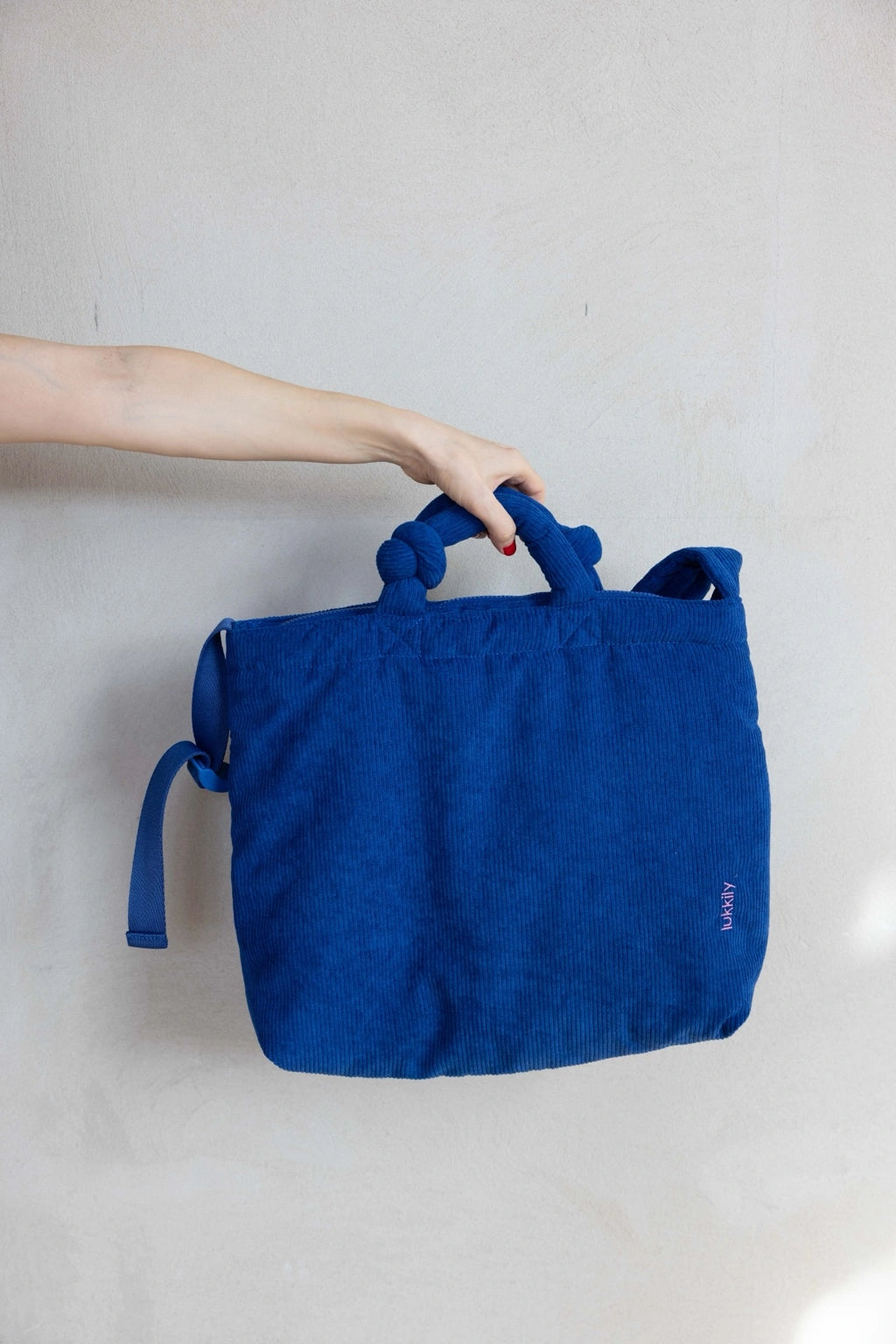 Lukkily Tote Bag Cord cobalt - coole knallig blaue Cordtasche im Toteformat mit schönem Knotendetail am Henkel und längenverstellbarem Schultergurt sowie gesticktem pinken Lukkily Logodetail