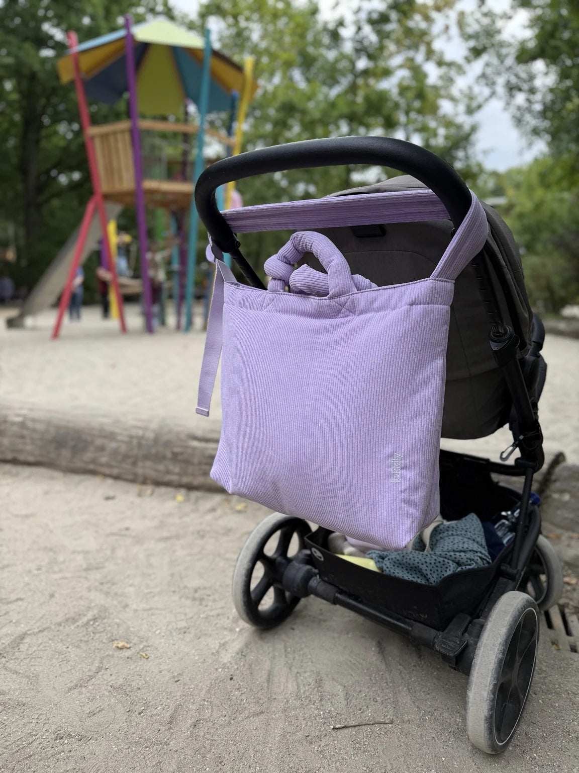 Cord Mom Bag am Kinderwagen – cleane Wickeltasche für Familienalltag, Spaziergänge und Spielplatz.