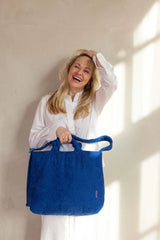 Mom hält große dunkelblaue Cord Tote Bag von Lukkily mit Henkeln und Schultergurt