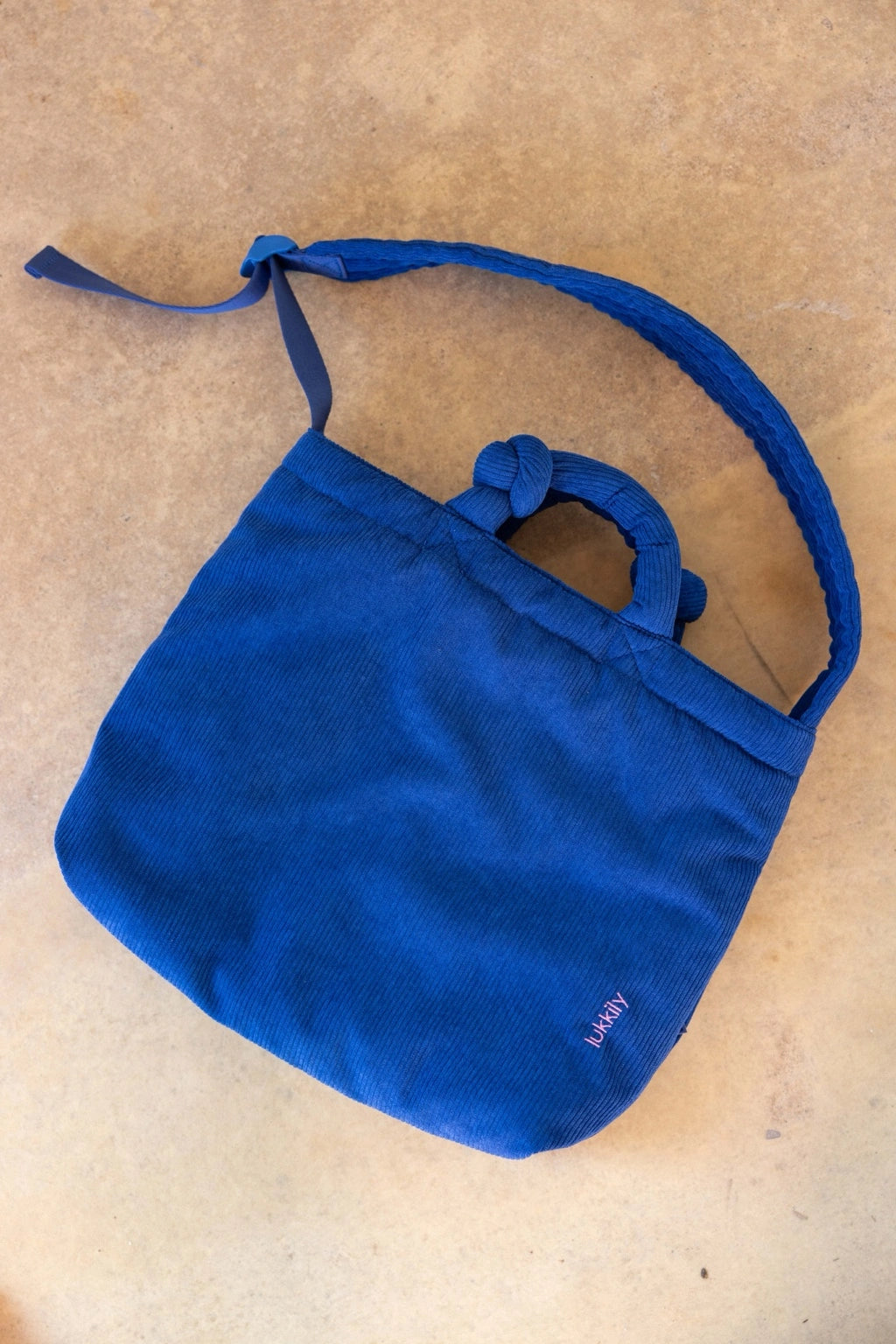 Dunkelblauer Cord Shopper von Lukkily im Tote-Format mit Henkeln und Schultergurt