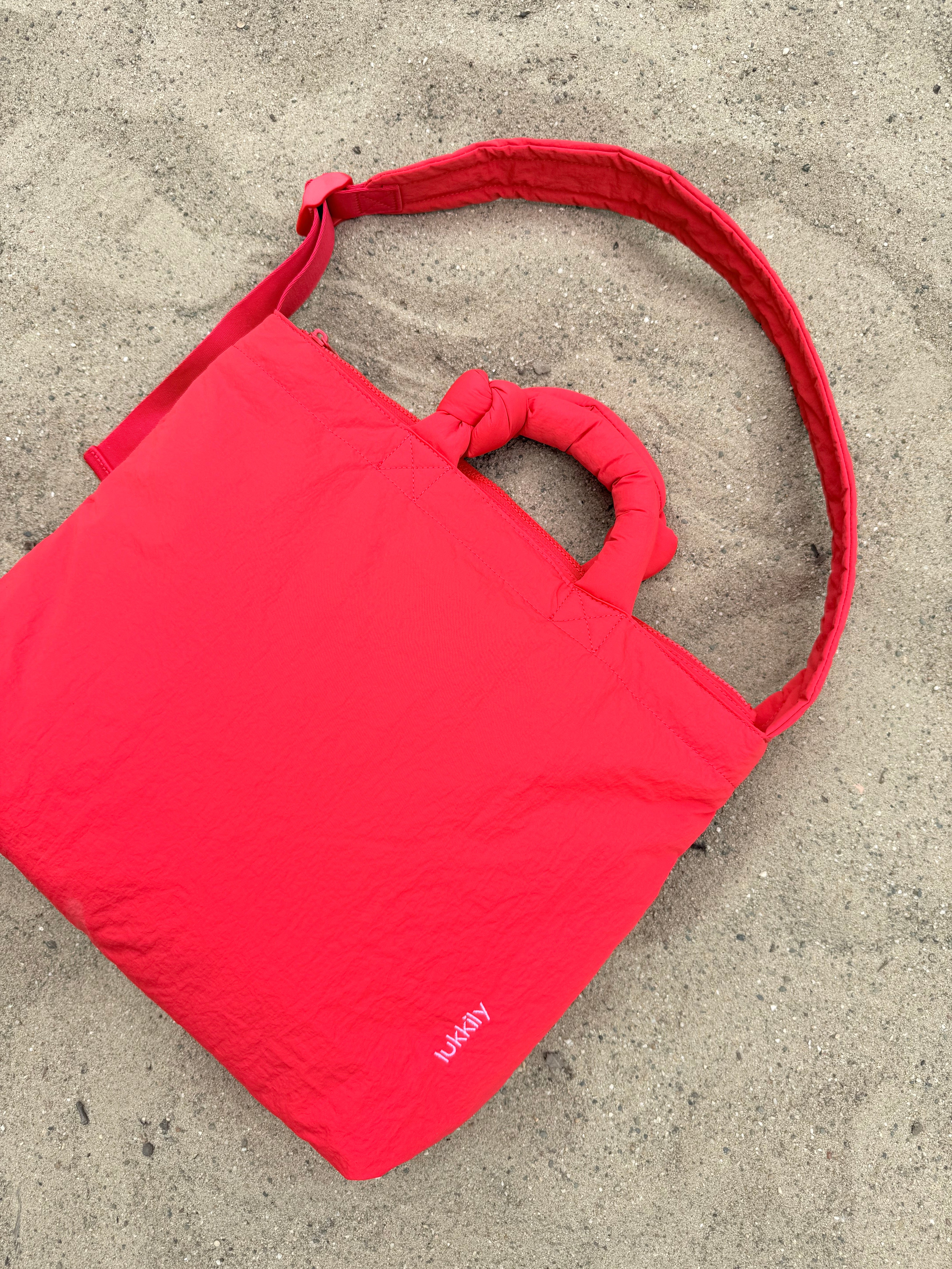 Lukkily Mom Bag in kräftigem Rot mit gepolsterten Kurzhenkel und verstellbarem Schultergurt.