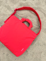 Lukkily Mom Bag in kräftigem Rot mit gepolsterten Kurzhenkel und verstellbarem Schultergurt.