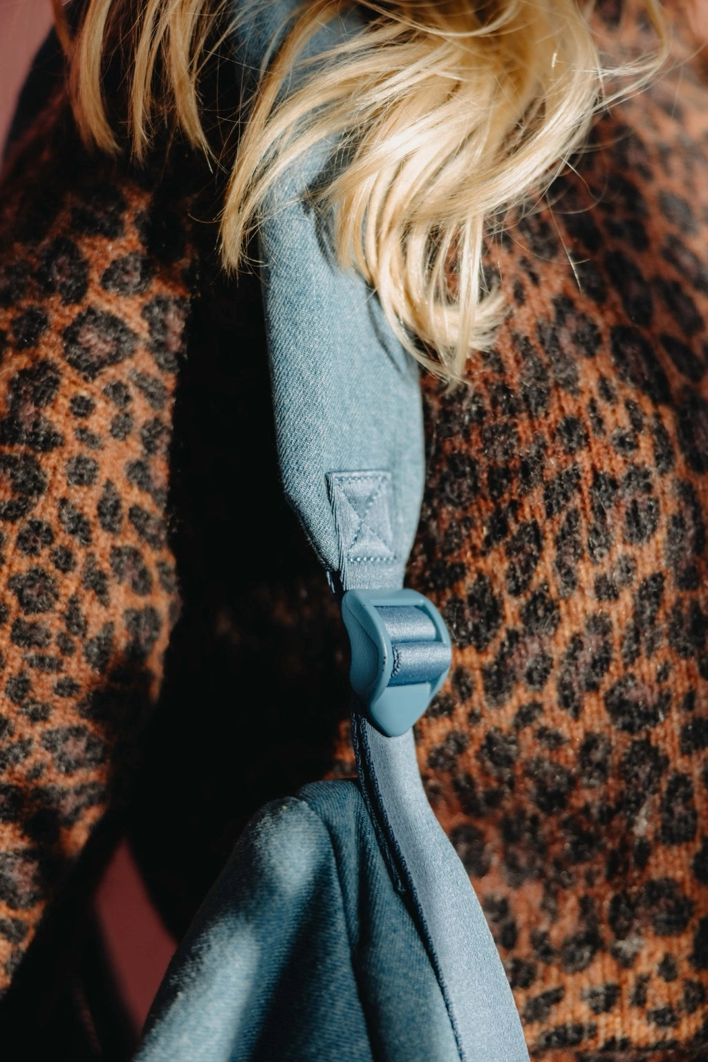 Jeans/Denim Tasche mit breitem längenverstellbarem Gurt zum über die Schulter tragen oder crossbody kombiniert mit Leo-Print Outfit