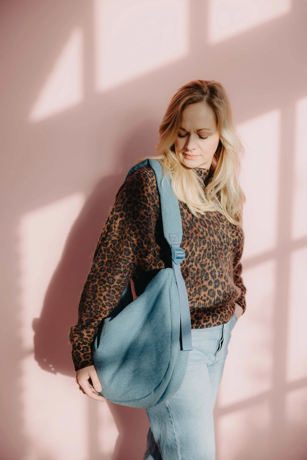 Lukkily Bag #3 Jeans - coole Denimtasche mit Längenverstellbarem breiten Henkel, der an den Kinderwagen genauso passt wie über die Schulter oder crossbody 