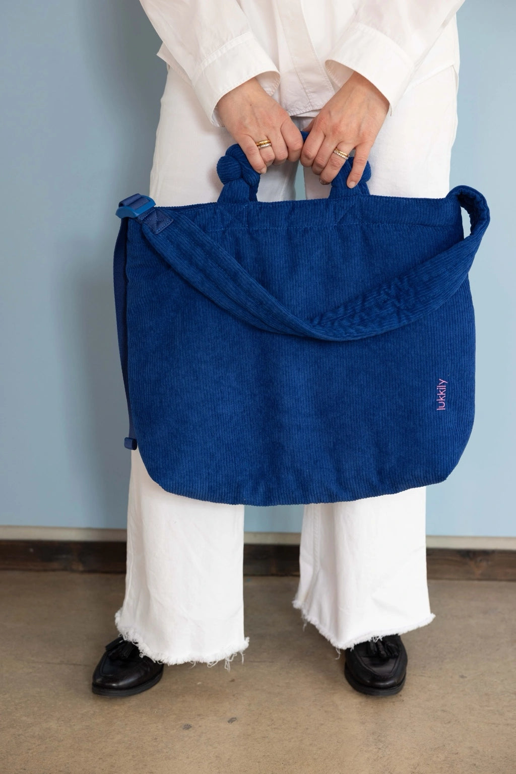 Mom hält große tiefblaue Cord Tote Bag von Lukkily an den Henkeln