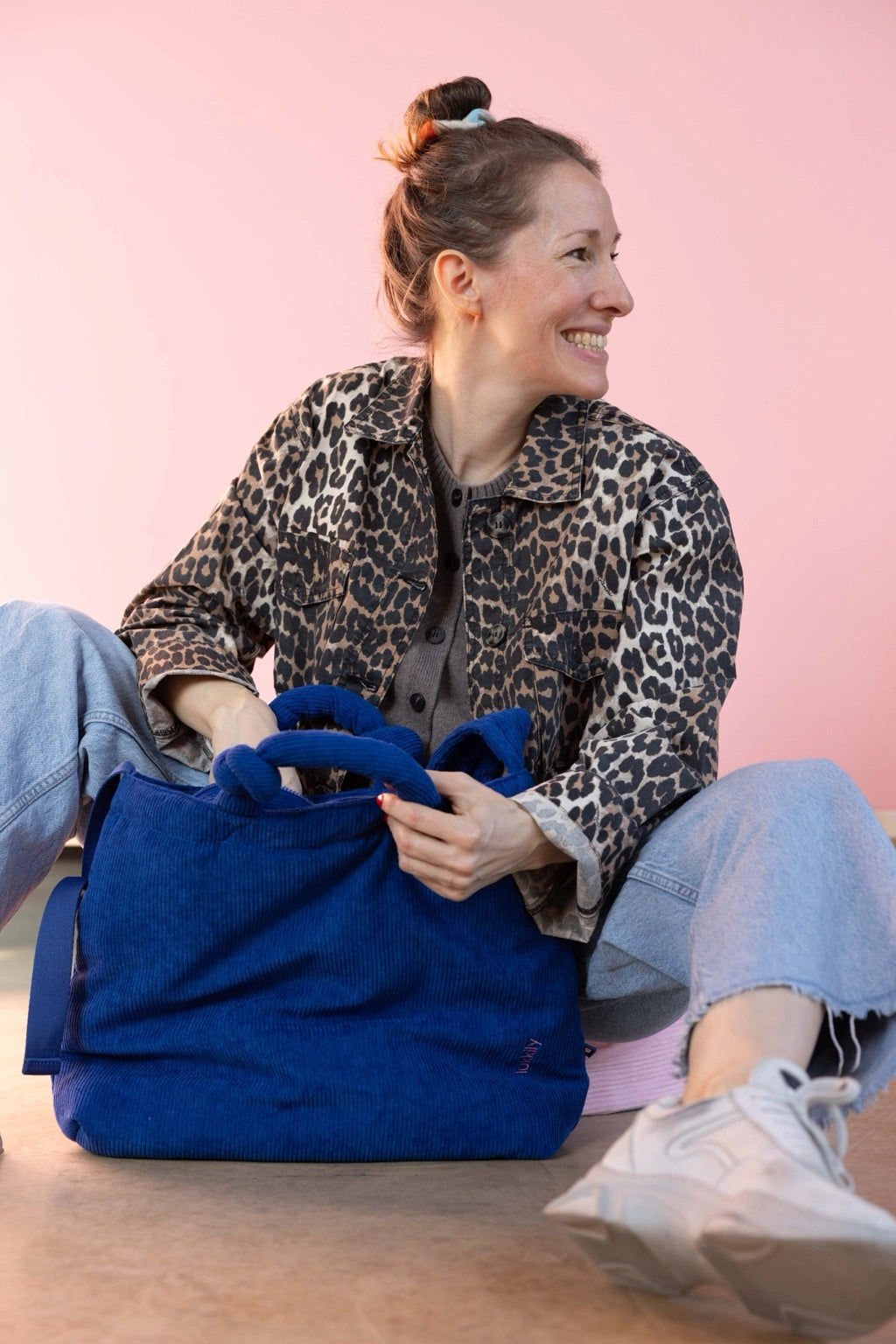 Kobaltblaue Cord Mom Bag aus weichem Cord mit Knotendetails an den Henkeln