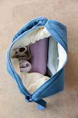 Funktionale Aufteilung der Wickeltasche mit großem Reißverschlussfach für Wertsachen auf der einen Seite und elastischen Fächern für Flasche und Wickelzeug auf der anderen