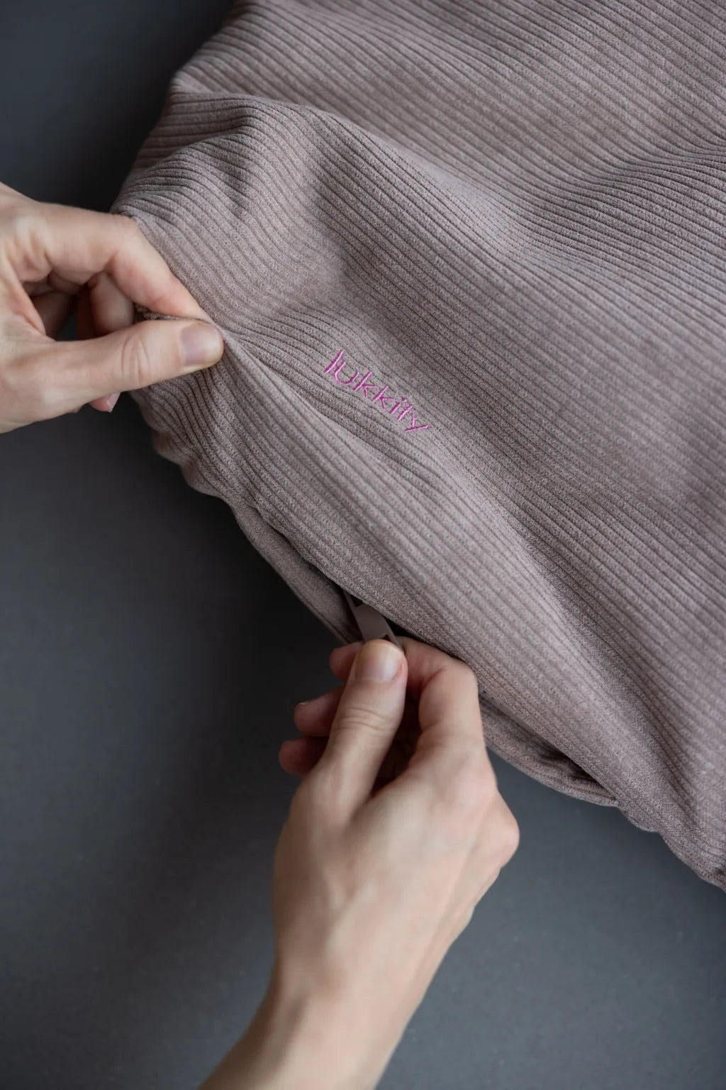 Lukkily Cord Tote Bag mit Reißverschluss für Wertsachen - Detailansicht des weichen Cordstoffs mit Logo Stickerei