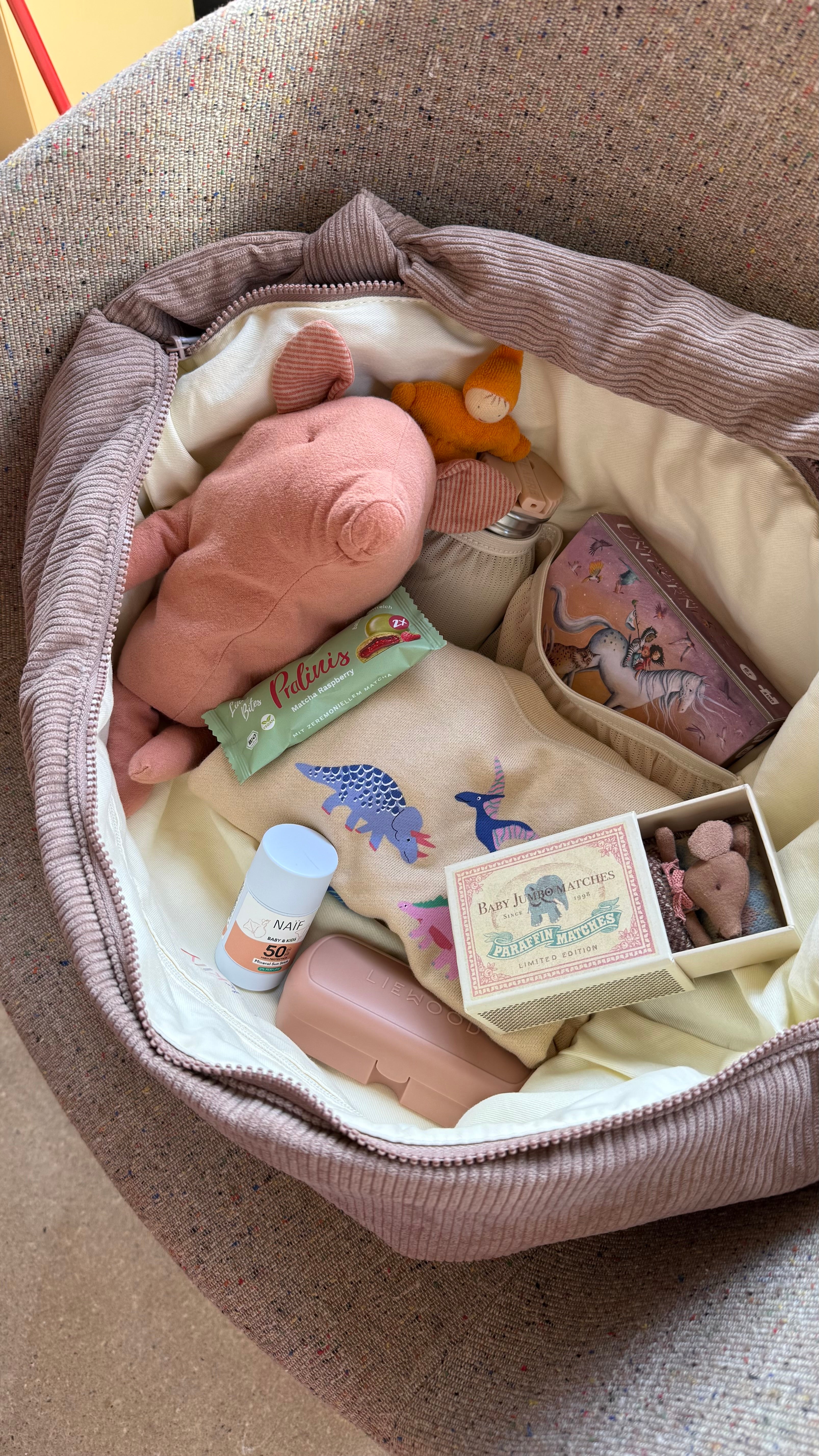 Beige Wickeltasche aus weichem Cordstoff von Lukkily - Innenansicht mit praktischen Fächern