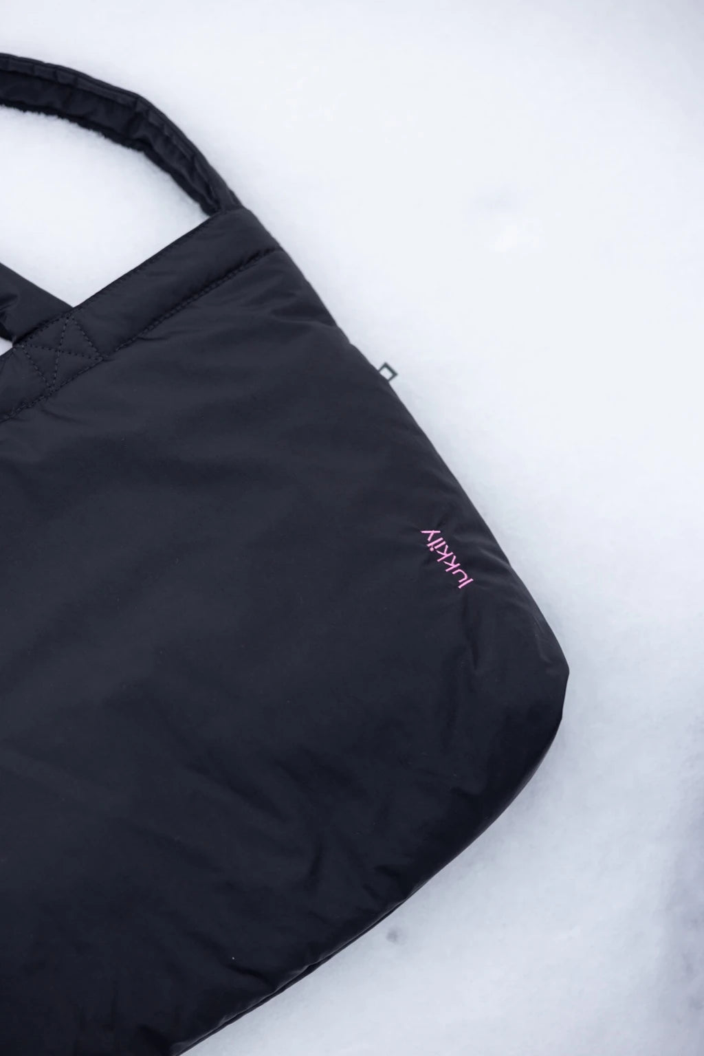 Lukkily Tote Bag Nylon black Nahaufnahme des sportiven, leichten, schwarzen Nylonmaterials