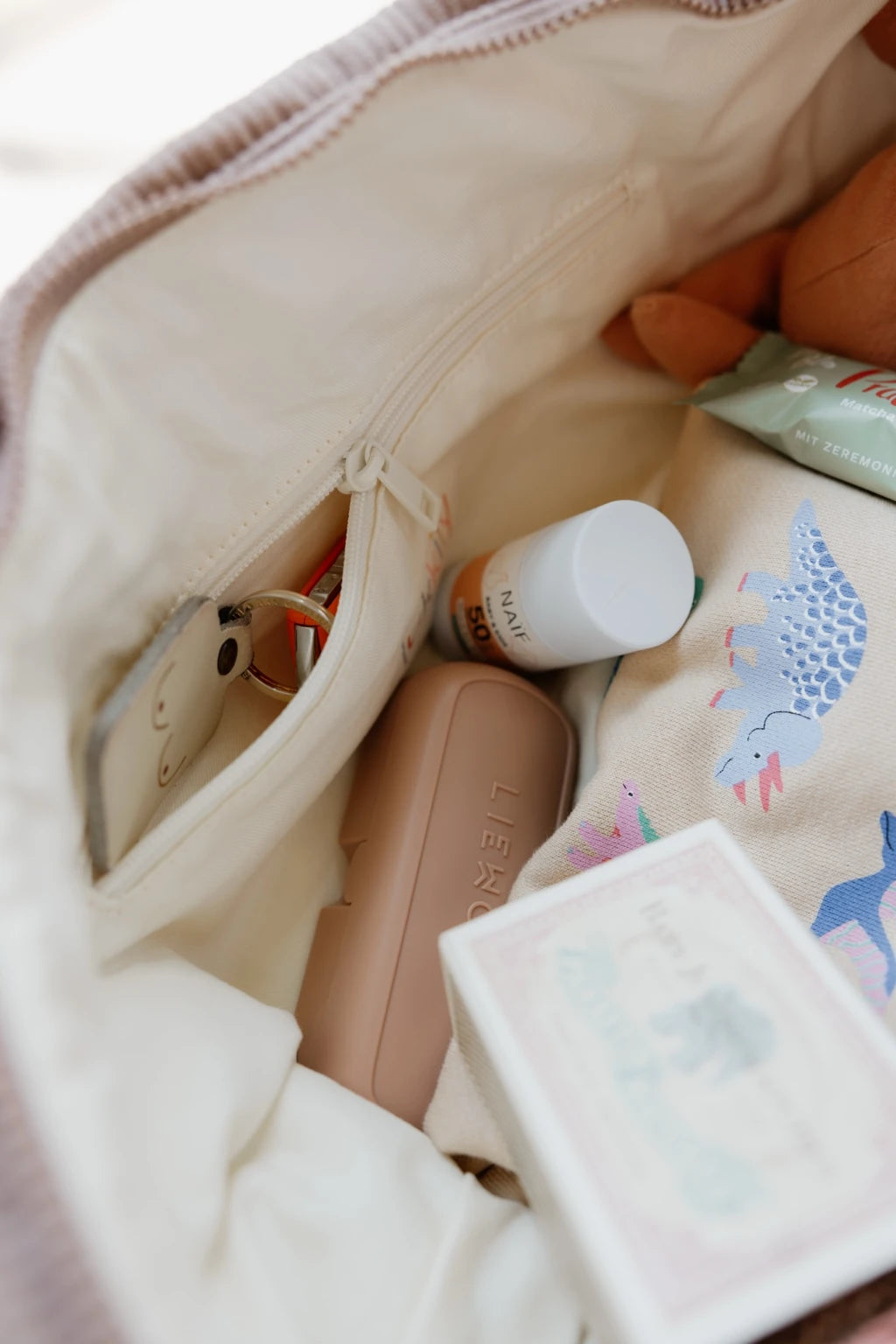 Lukkily Bag Cord sand - Innnenansicht mit großem Reißverschlussfach für Wertsachen