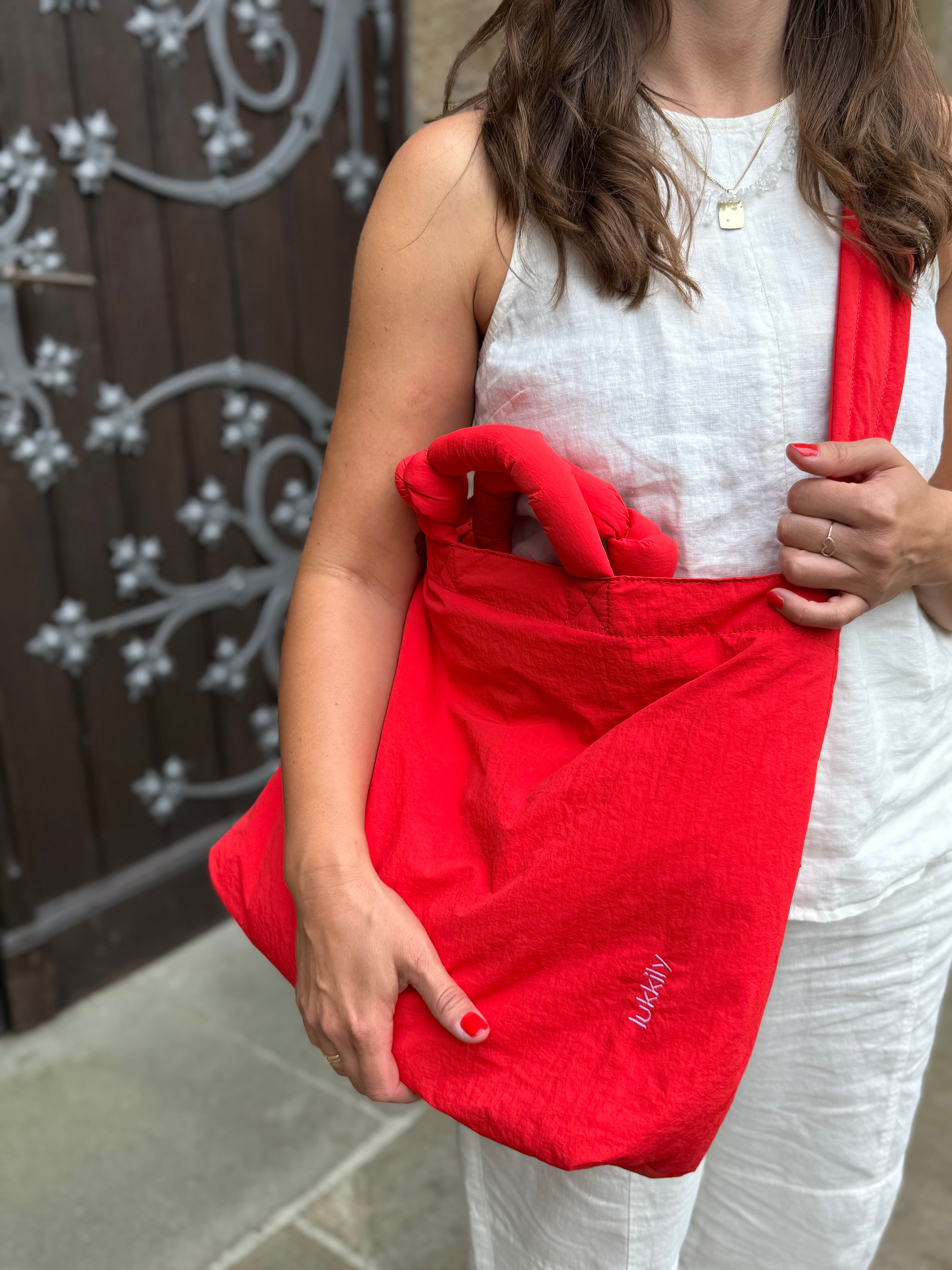 Lukkily Mom Bag aus wasserabweisendem Nylon in leuchtendem Rot als stilvolle Alltagstasche mit Schultergurt und gesticktem Logodetail.