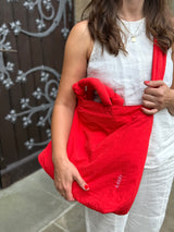 Lukkily Mom Bag aus wasserabweisendem Nylon in leuchtendem Rot als stilvolle Alltagstasche mit Schultergurt und gesticktem Logodetail.