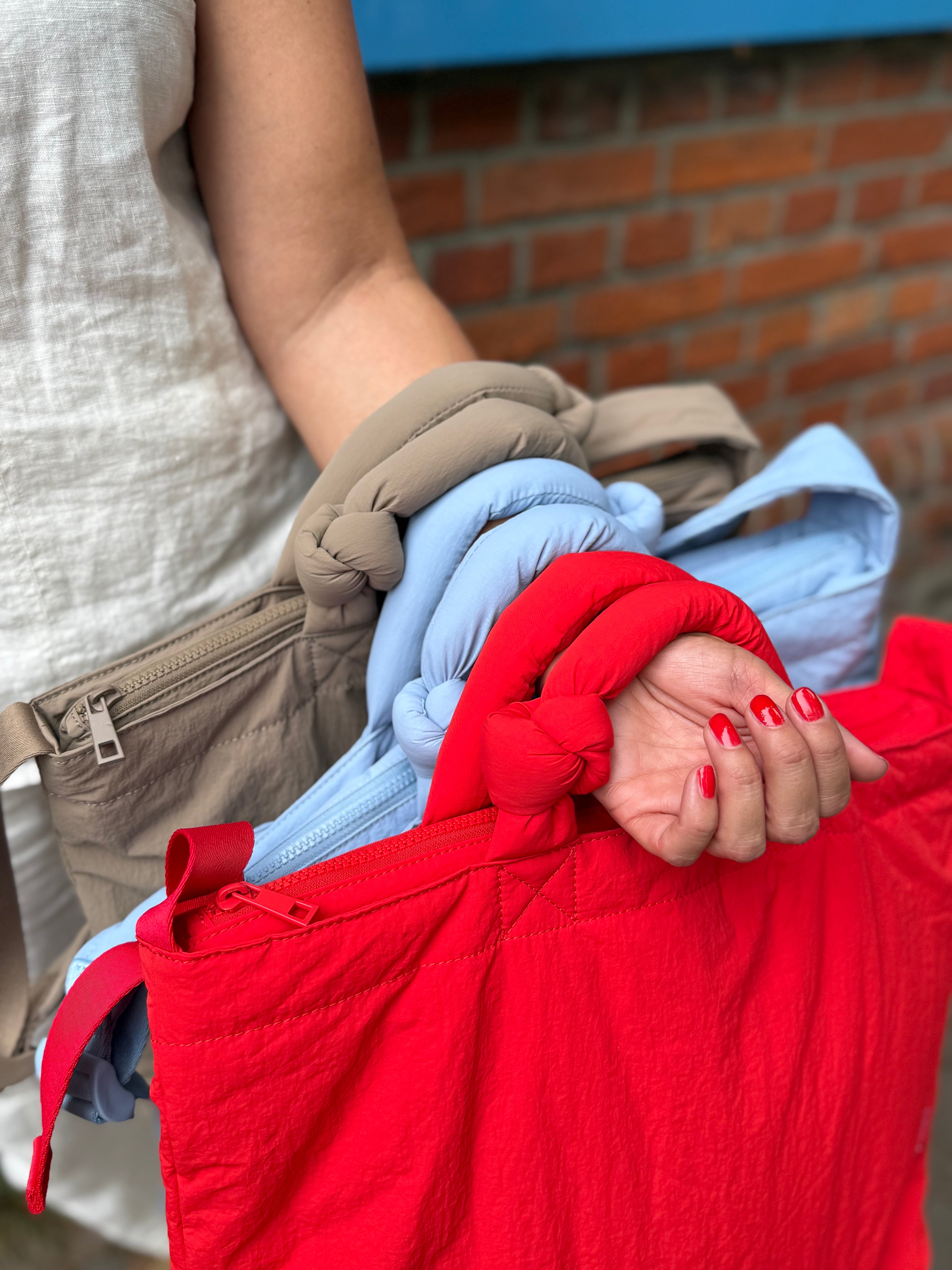 Knotendetail der Lukkily Tote Bags in Nylon – Taschen in verschiedenen Farben im Vergleich.