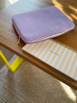 Lila Cord Laptoptasche auf einem Schreibtisch neben einem Notizbuch – gepolsterte Laptophülle für Büro, Uni und Homeoffice.