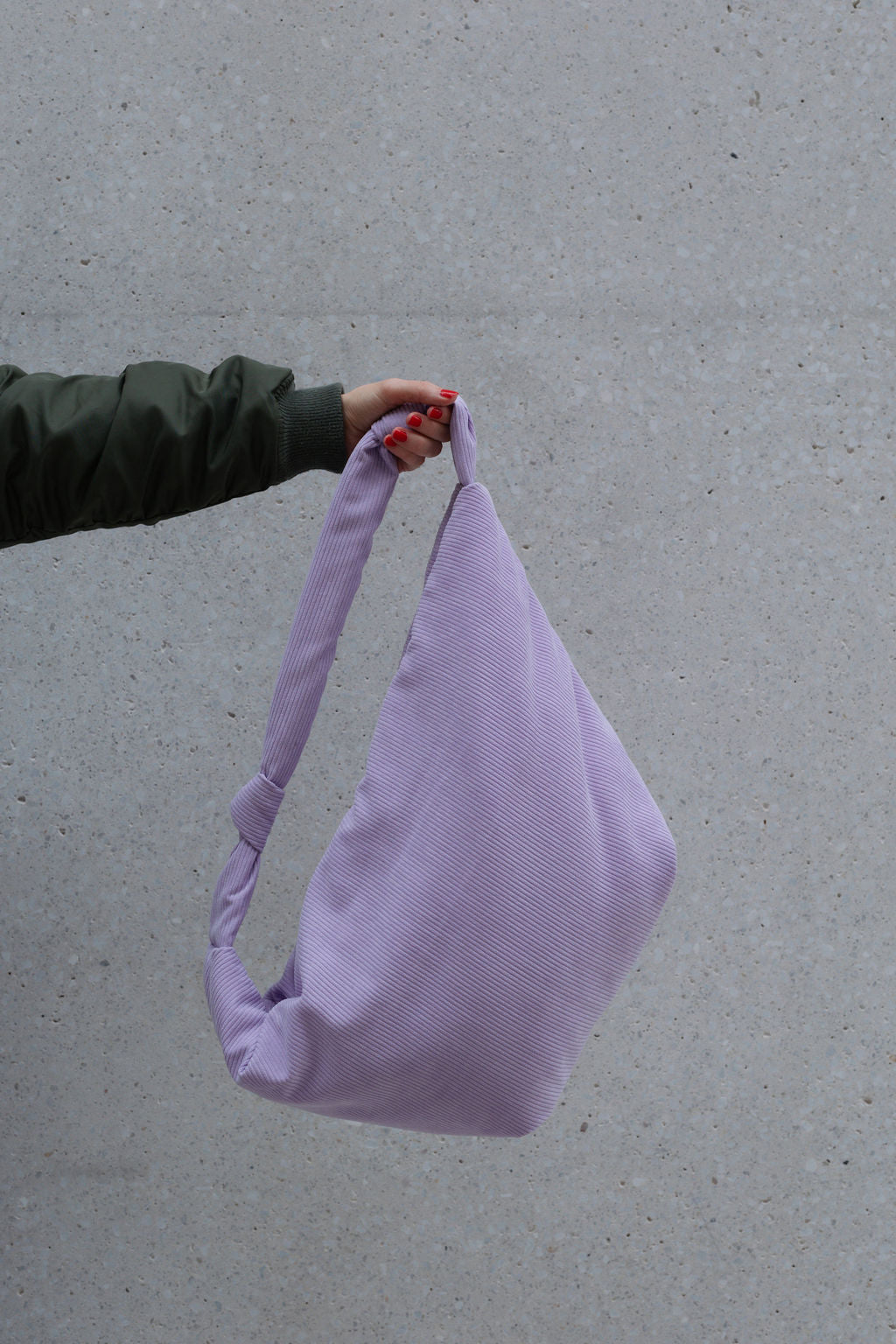 fliederfarbende Cordtasche mit Knotendetail am Henkel