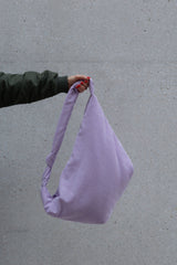 fliederfarbende Cordtasche mit Knotendetail am Henkel