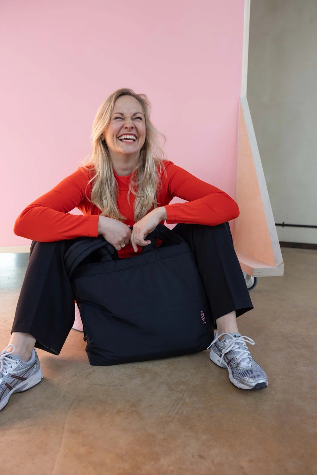 Große Mom Bag aus leichtem schwarzen Nylon von Lukkily im minimalistischen schwarzen Look mit dezenter Logo-Stickerei in Rosa