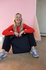 Große Mom Bag aus leichtem schwarzen Nylon von Lukkily im minimalistischen schwarzen Look mit dezenter Logo-Stickerei in Rosa