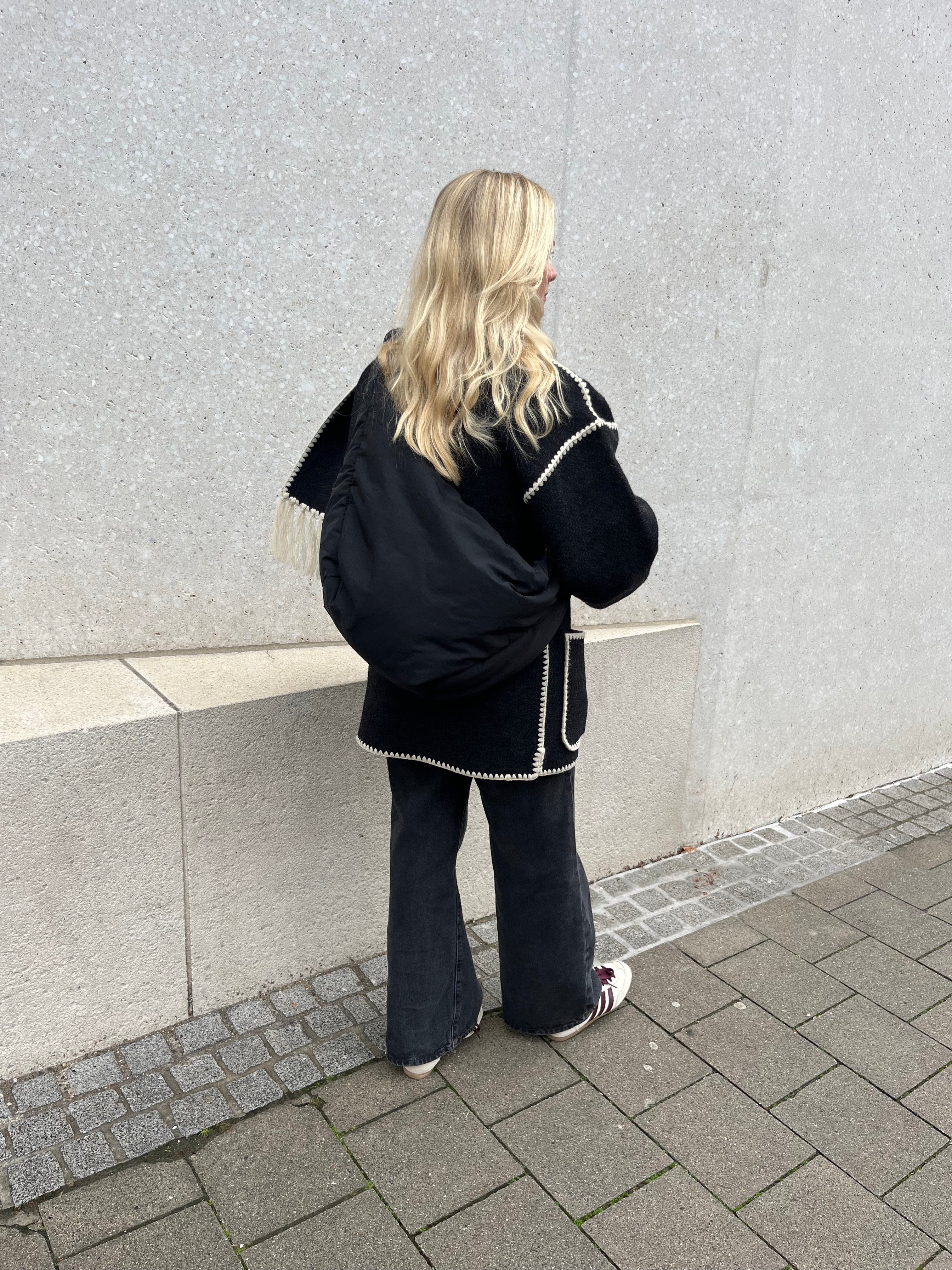 Mombag in sportivem Look aus schwarzem Nylon crossbody getragen 