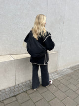 Mombag in sportivem Look aus schwarzem Nylon crossbody getragen 