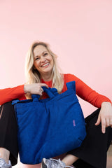 Cobalt blaue Cord Mom Bag mit Knotendetails, Reißverschluss und längenverstellbarem Henkel - minimalistische Statement-Tasche aus Cord