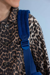 Royalblaue Feincord-Tote-Bag mit verstellbarem Schultergurt, über der Schulter getragen