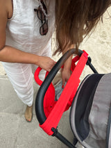Lukkily Tote Bag aus sportlichem Nylon in Bright Red am Kinderwagen  – schneller Zugriff auf alle wichtigsten Alltagsutensilien.
