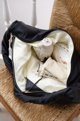 Innenansicht der Ledertasche mit einem hochwertigen cremefarbenen Baumwollinnenfutter mit großem Reißverschlussfach und zwei elastastischen Fächern sowie buntem Lukkily Logodruck