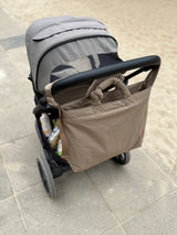 Kinderwagen mit Wickeltasche in coolem, sportiven Look aus beigem Nylon mit Reißverschluss und längenverstellbarem Henkel