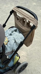 Beige Wickeltasche in modernem Design am Kinderwagenhenkel