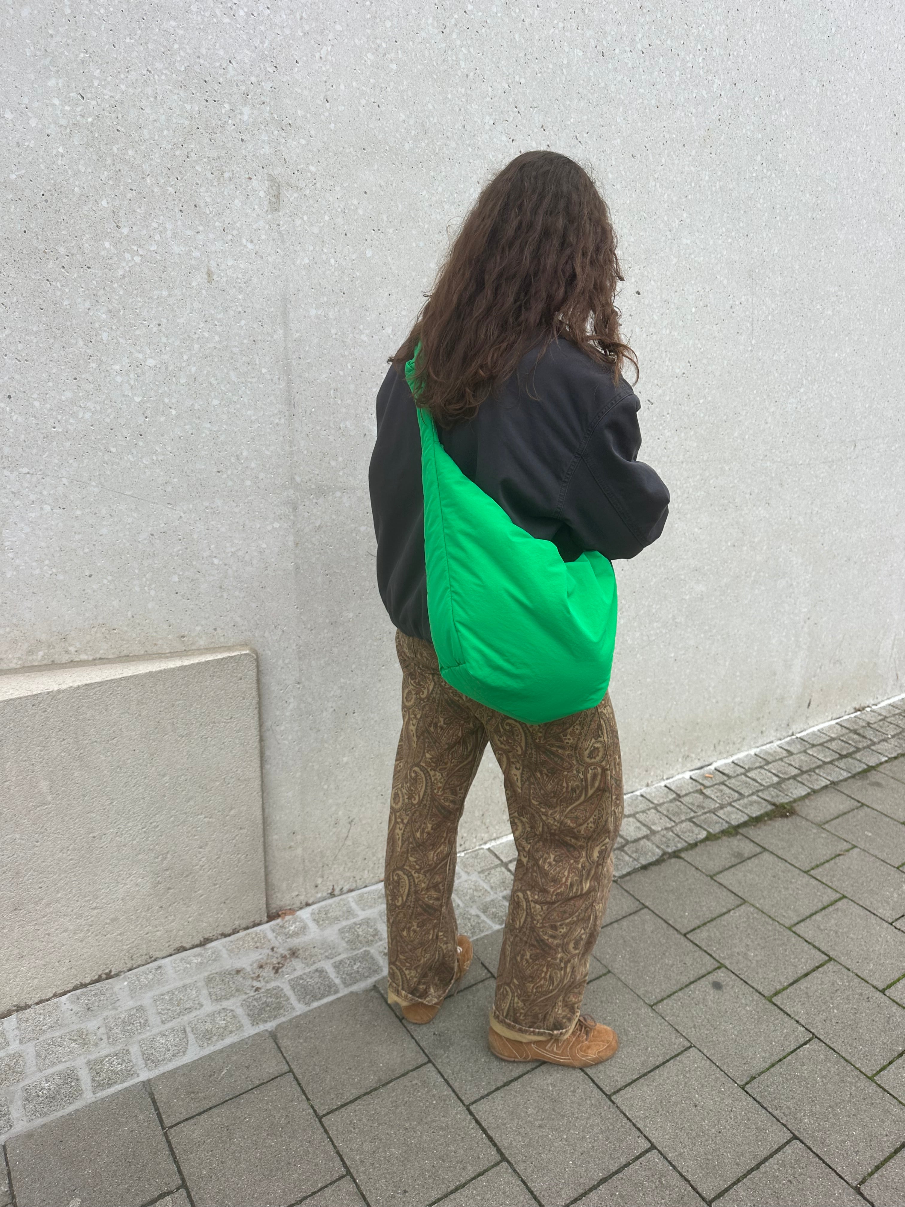 Mama trägt leuchtend grüne LUKKILY Nylon Bag lässig über der Schulter als geräumige Alltagstasche.