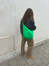 Mama trägt leuchtend grüne LUKKILY Nylon Bag lässig über der Schulter als geräumige Alltagstasche.