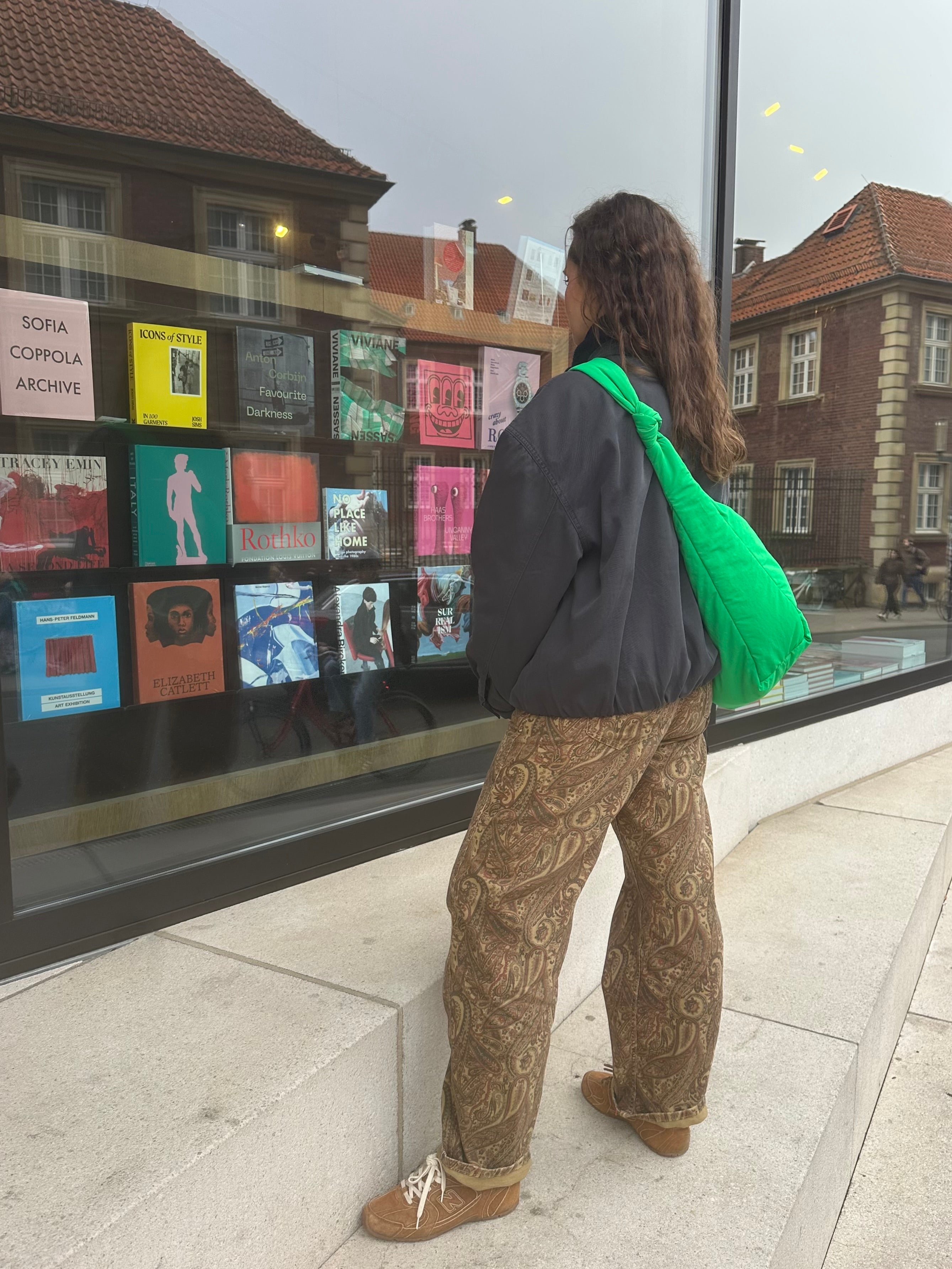 Grüne LUKKILY Crossbody Bag aus Nylon beim Stadtbummel, kombiniert mit lässigem Alltagsoutfit.