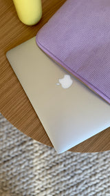 Lila Laptop Case aus Cord für MacBook – gepolsterte Laptophülle für 13 bis 14 Zoll Notebooks. Schützt unterwegs vor Kratzern.