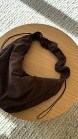 LUKKILY Ruffle Bag Chocolate - braune Wickeltasche aus Cord mit gerafftem Henkel und schmalen Zugband.