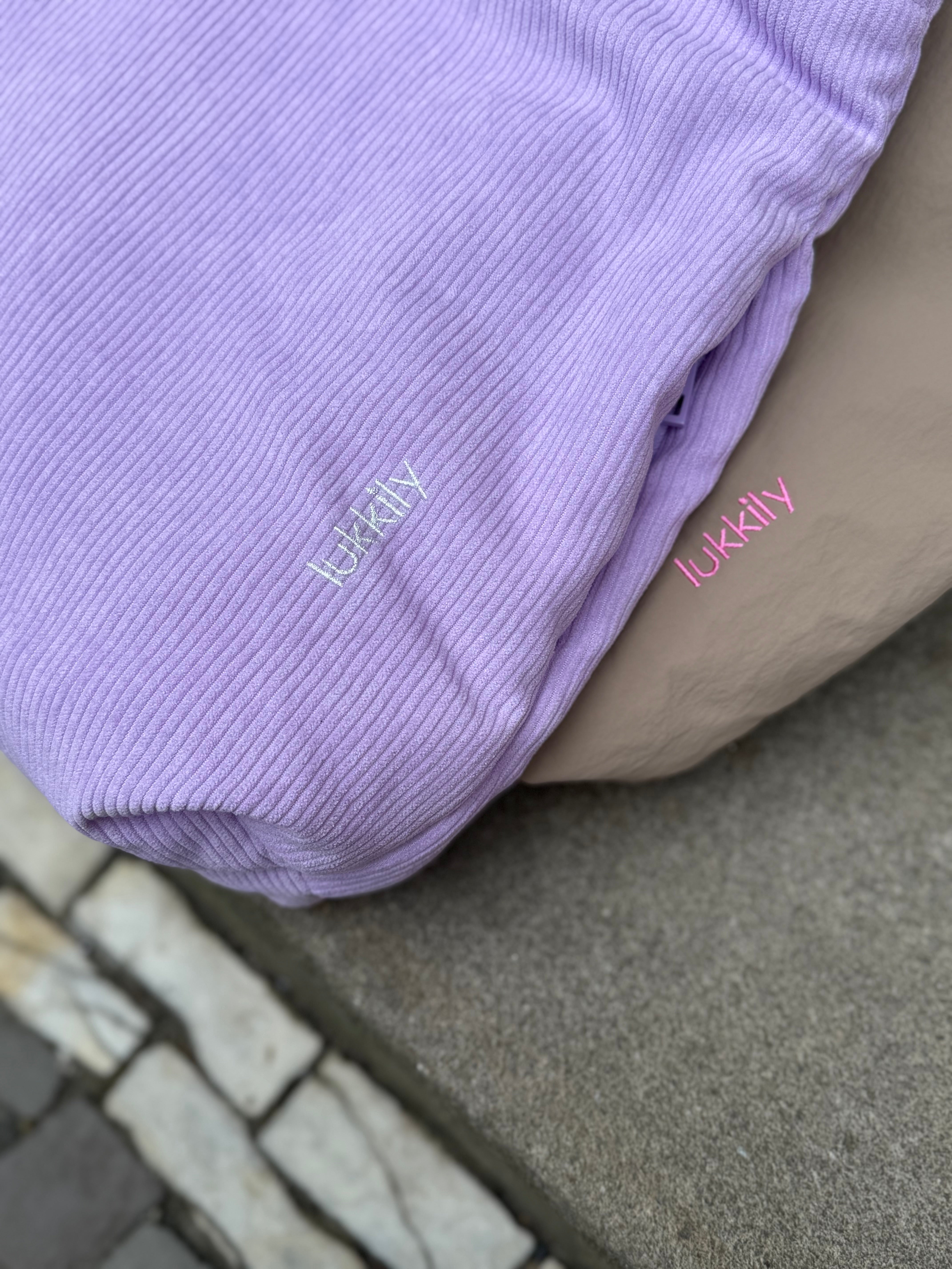 Lukkily Tote Bag lilac - Nahaufnahme des weichen flieder Cordmaterials mit dezenter Lukkily Logostickerei