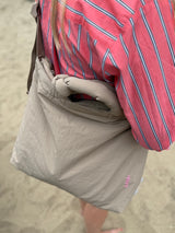 Crossbody getragene Mombag in sportivem Look mit Logostickerei in pink, Knotendetail im Kurzhenkel und längenverstellbarem, gepolsterten Schultergurt