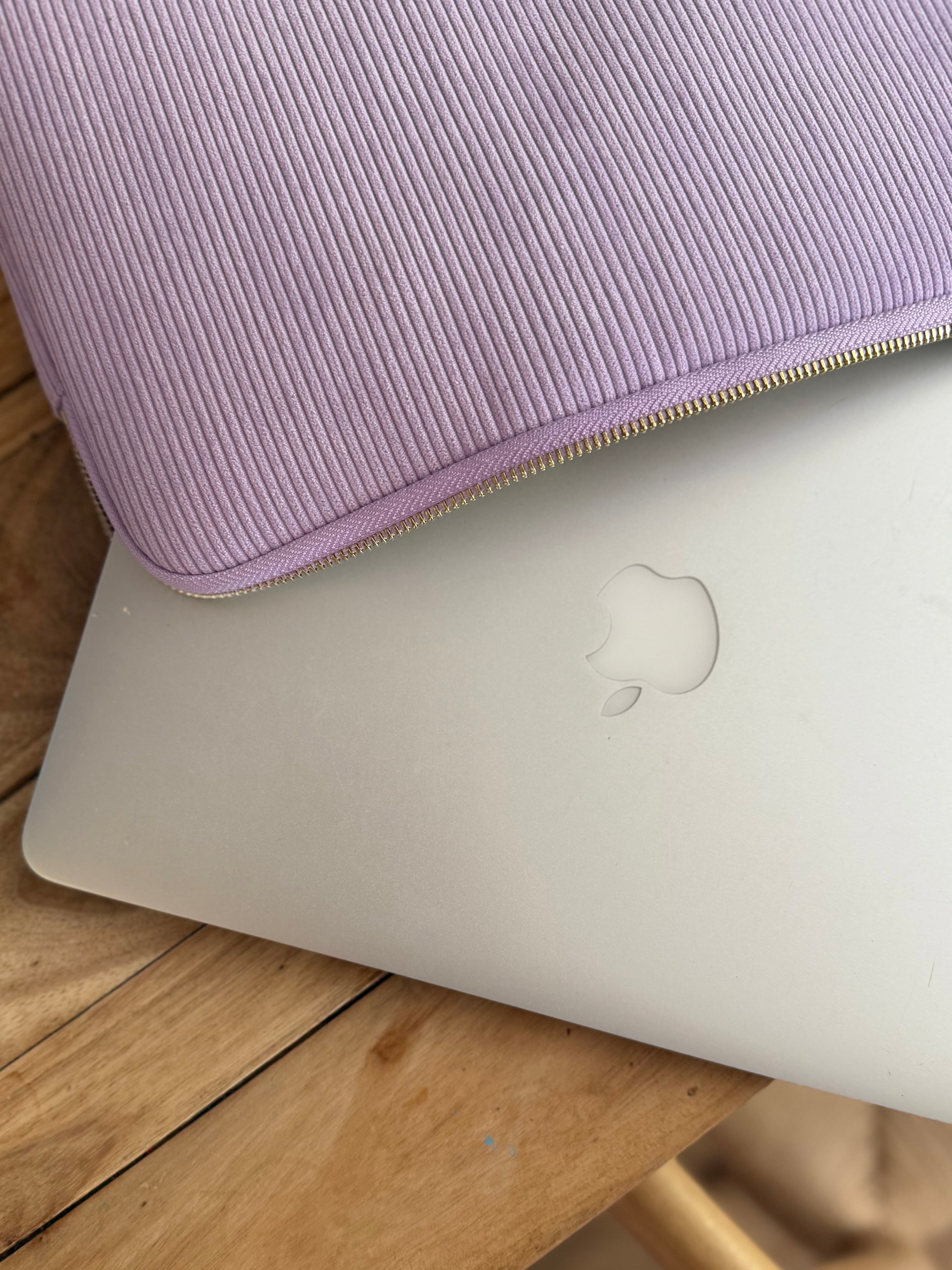 Feine Cordstruktur in Lilac trifft auf zeitloses Design – Laptop Sleeve mit hochwertigem Reißverschluss für MacBook und Notebook.