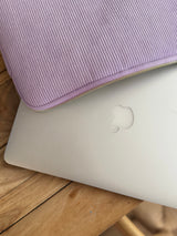 Feine Cordstruktur in Lilac trifft auf zeitloses Design – Laptop Sleeve mit hochwertigem Reißverschluss für MacBook und Notebook.