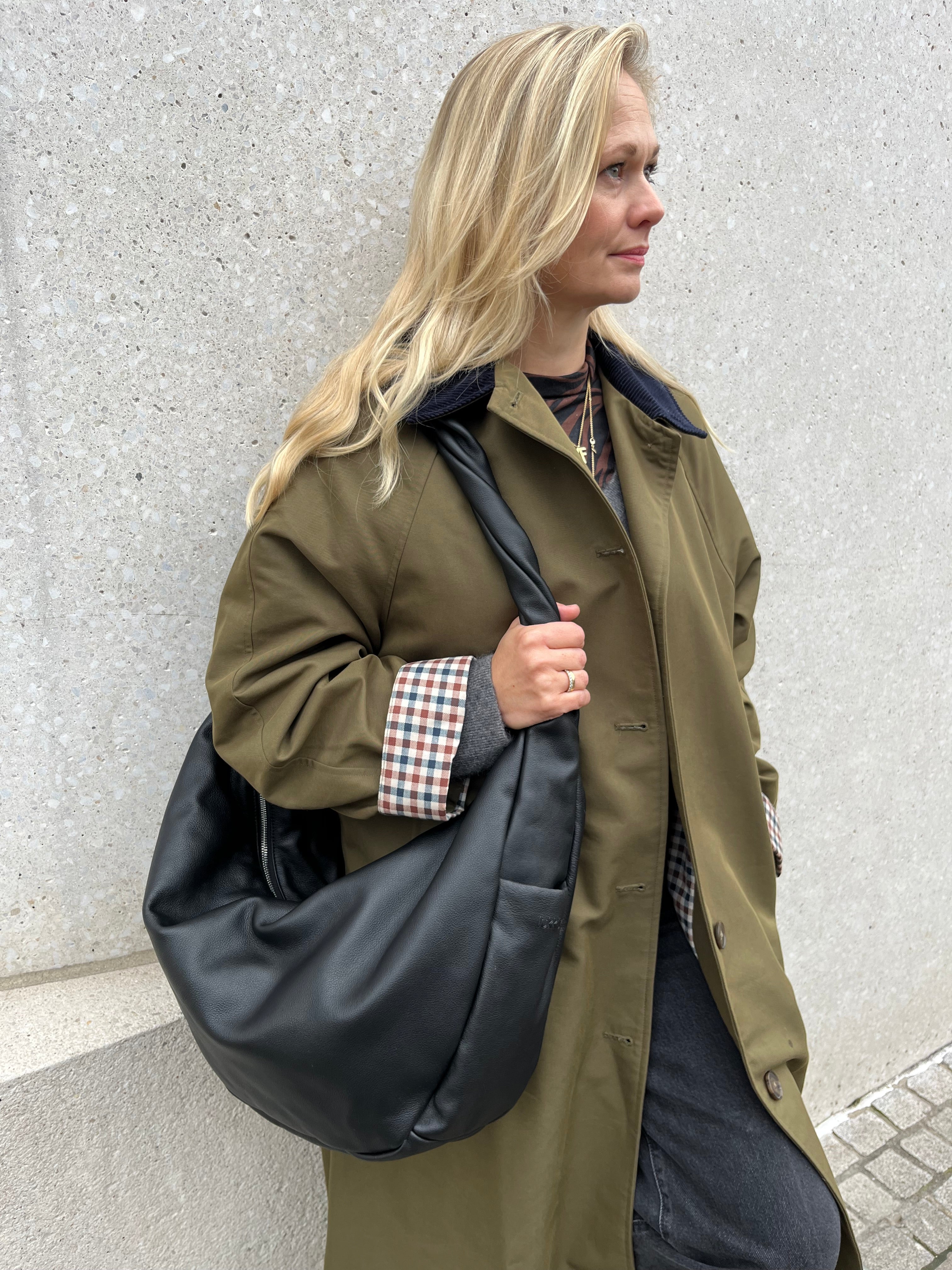 Lukkily Bag aus weichem Glattleder in schwarz als Schultertasche getragen von lukkily Gründerin Eva