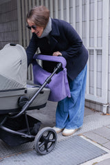 Lila Kinderwagentasche mit längemverstellbaren Henkel im Teddylook