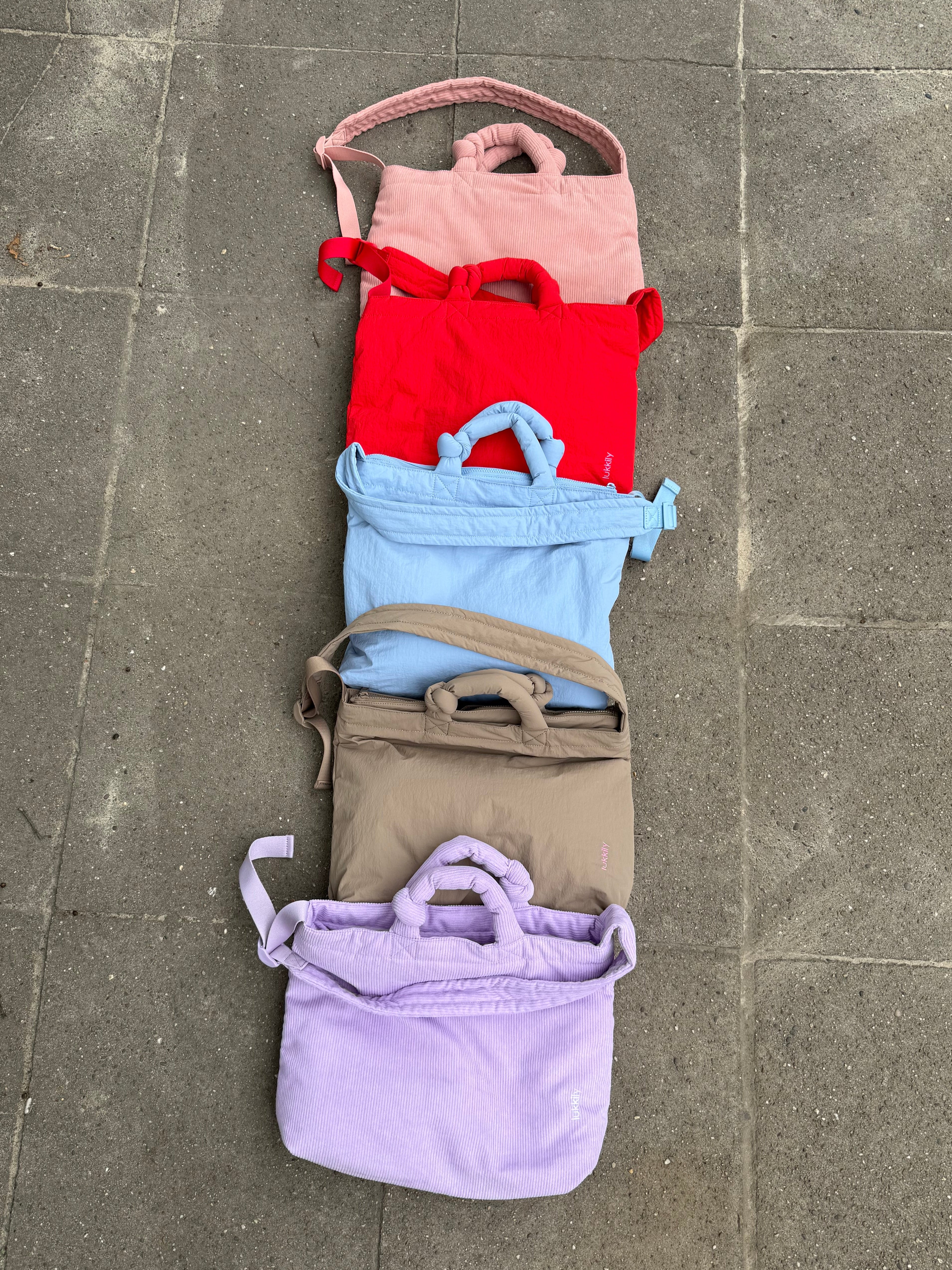 Lukkily Tote Bags - Übersicht der neuen Taschenmodelle von Cord in flieder und altrosa bis zu sportivem Nylon in knallrot, hellblau und taupe