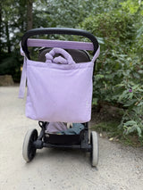 Wickeltasche aus weichem, lavendelfarbenem Cord am Kinderwagenbügel