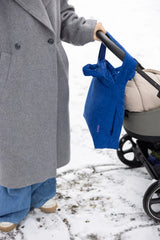 Lukkily Tote Bag aus weichem blauen Cord am Kinderwagen mit pinker Logostickerei und verstecktem Außenfach
